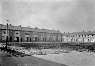836671 Gezicht op enkele nieuwbouwwoningen in de wijk Slotervaart te Amsterdam.N.B. Zie ook Nieuw Spoor, april 1956, ...